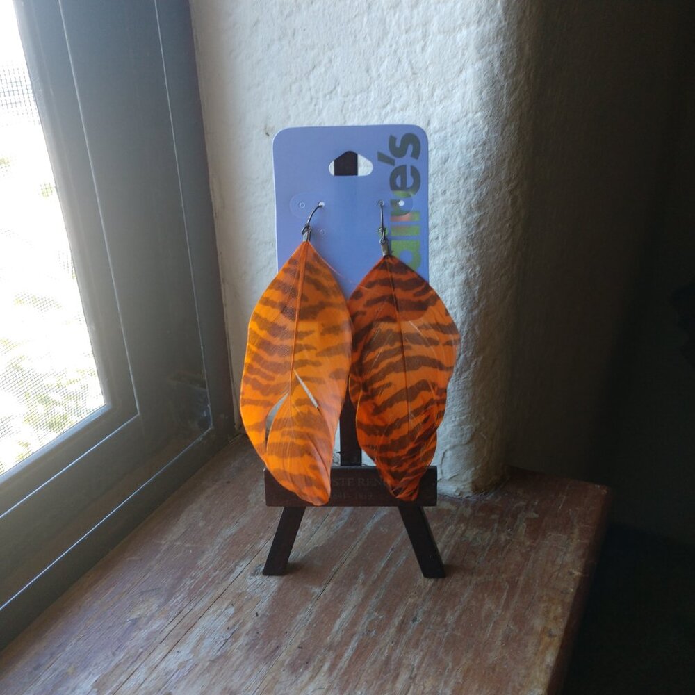 CLAIRE'S TIGER STRIPE FEATHERED DANGLE EARRINGS ORANGE BLACK NEW Y2K - Picture 4 of 6